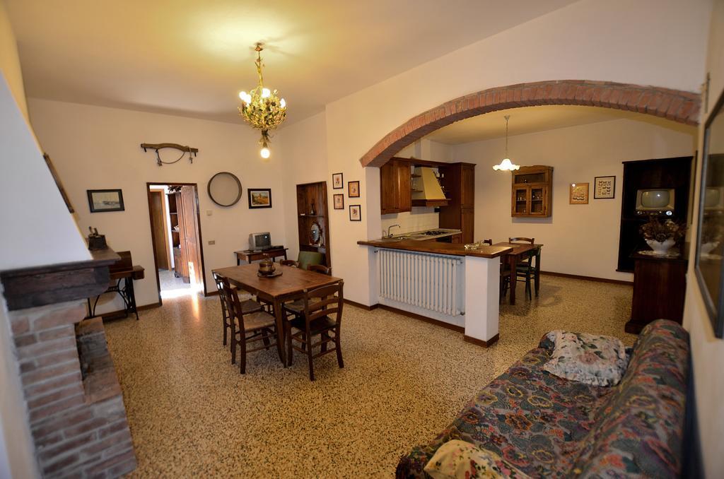 Agriturismo Poggio Ai Grilli Гамбасси-Терме Номер фото